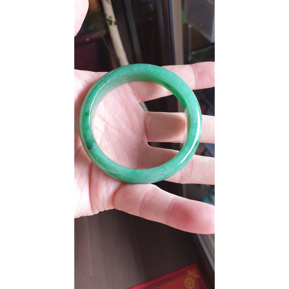 逸品軒~天然緬甸玉A貨-Y735-滿綠玉鐲 寬13mm厚8.1mm內徑56mm約17.8圍 無紋無摳，水頭好、聲音清脆-細節圖7