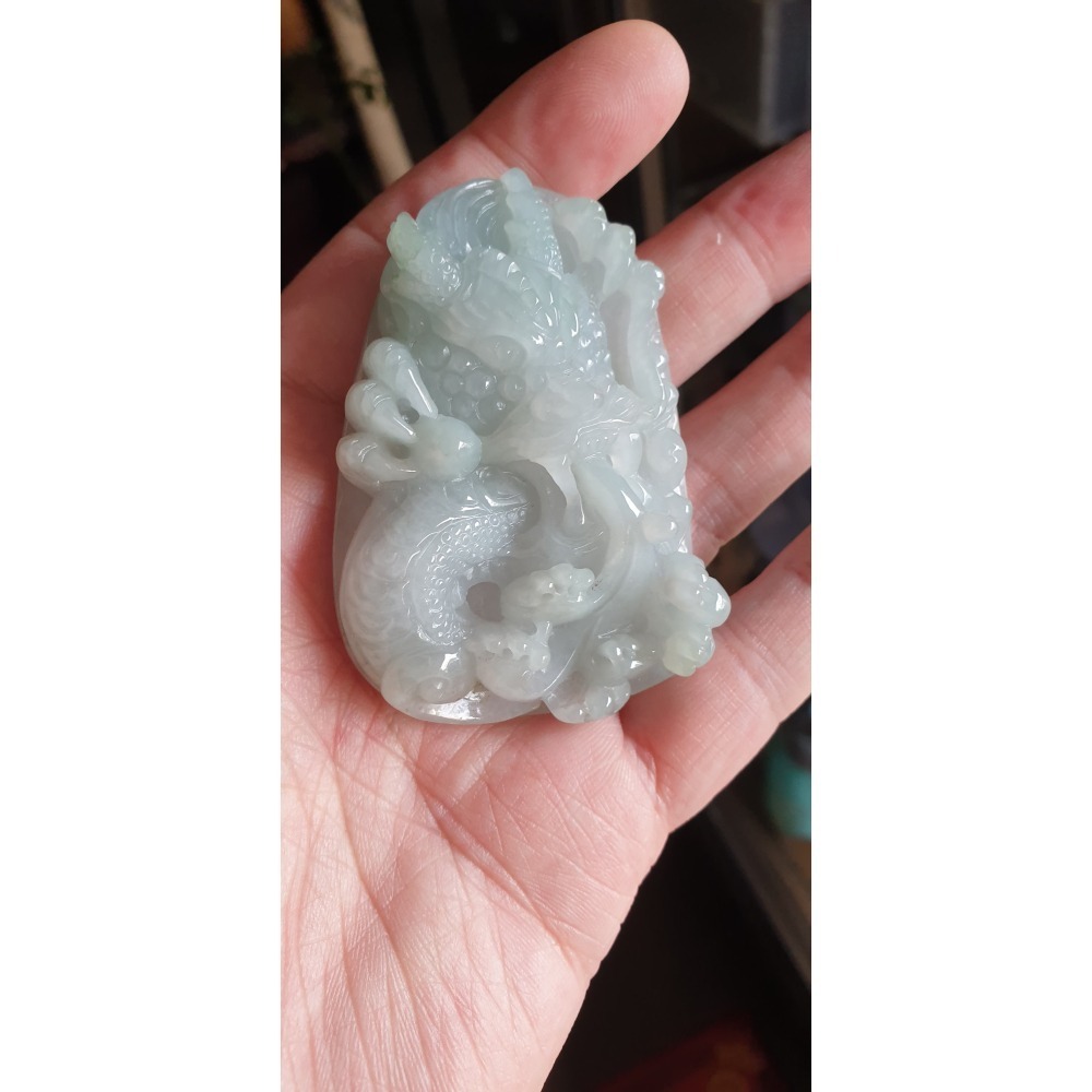 逸品軒~天然緬甸玉A貨-R2238-冰細糯龍牌墜子 長67.4mm寬45.3mm厚16.8mm 玉質細膩、手工精雕-細節圖2
