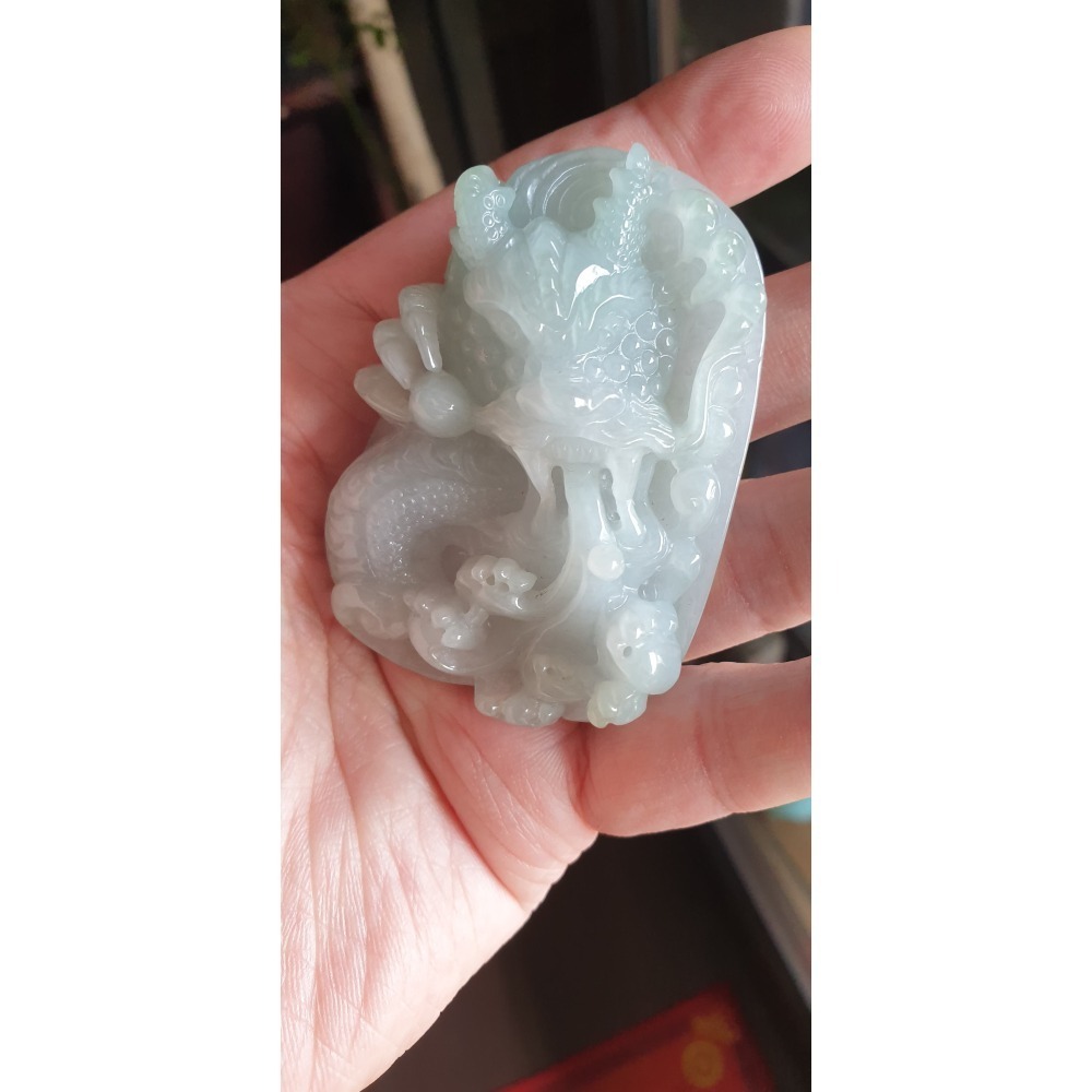 逸品軒~天然緬甸玉A貨-R2238-冰細糯龍牌墜子 長67.4mm寬45.3mm厚16.8mm 玉質細膩、手工精雕-細節圖3
