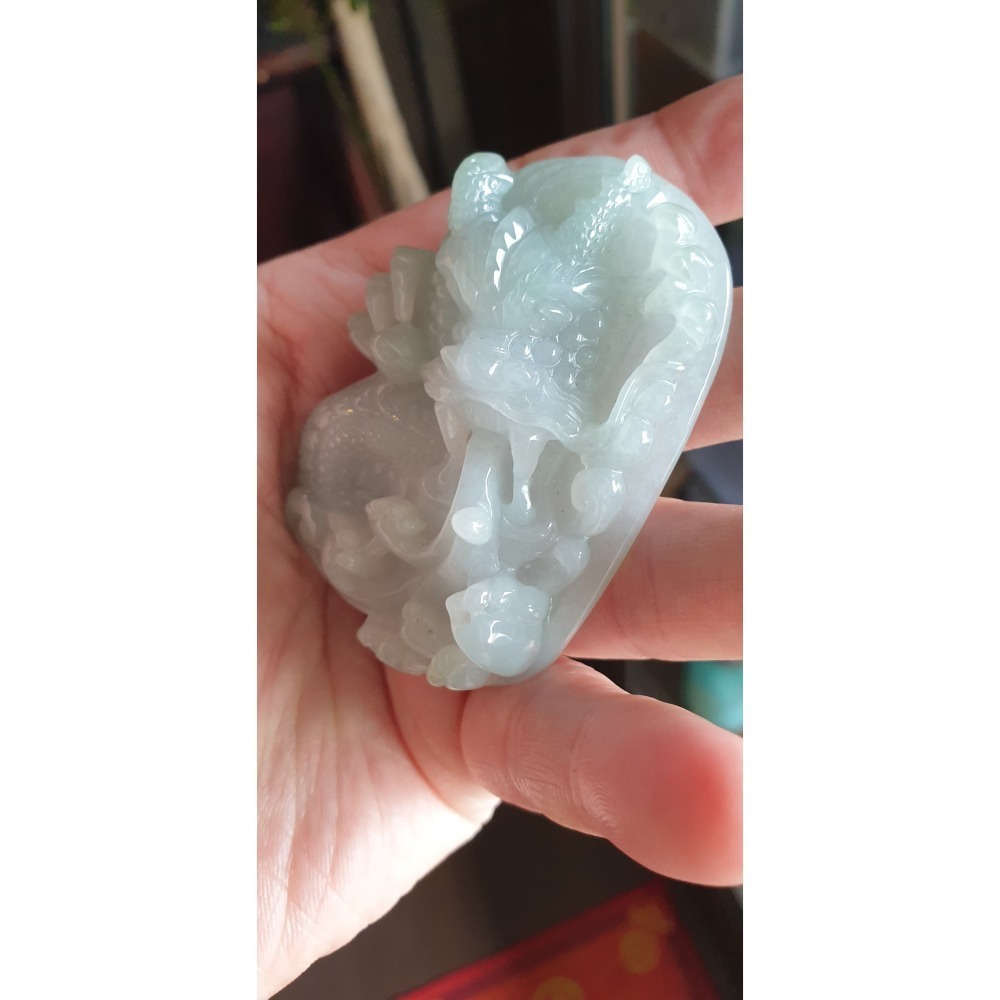 逸品軒~天然緬甸玉A貨-R2238-冰細糯龍牌墜子 長67.4mm寬45.3mm厚16.8mm 玉質細膩、手工精雕-細節圖4