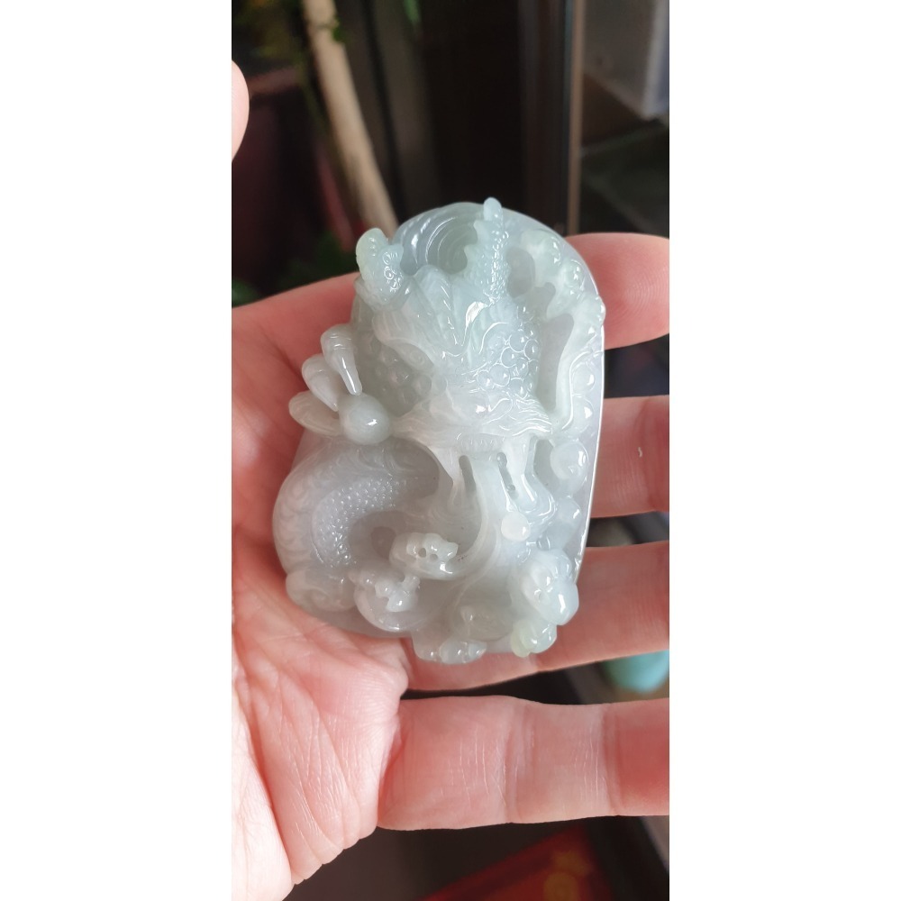 逸品軒~天然緬甸玉A貨-R2238-冰細糯龍牌墜子 長67.4mm寬45.3mm厚16.8mm 玉質細膩、手工精雕-細節圖7