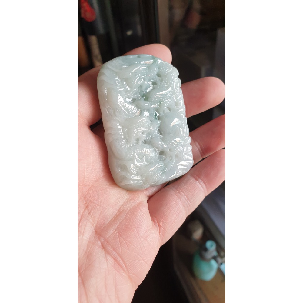逸品軒~天然緬甸玉A貨-R2241-細糯飄花九龍牌墜子 長63.3mm寬45.2mm厚14mm 顏色漂亮，線條繁複生動。-細節圖2