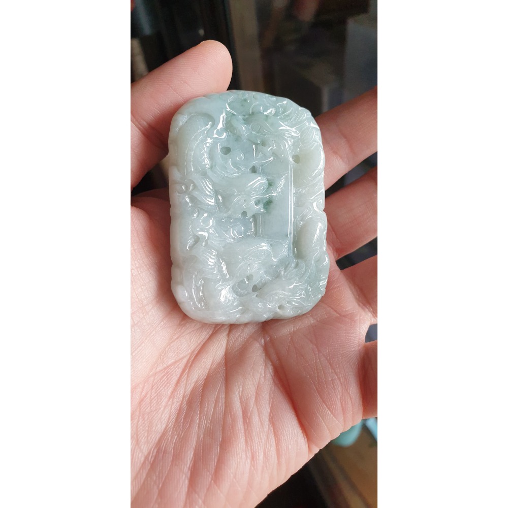 逸品軒~天然緬甸玉A貨-R2241-細糯飄花九龍牌墜子 長63.3mm寬45.2mm厚14mm 顏色漂亮，線條繁複生動。-細節圖5