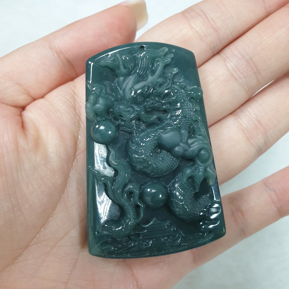 逸品軒～天然翡翠A貨-Z6329-瓜料府上有龍墜子 長58.9mm寬36mm厚9mm 💰優惠價2500元-細節圖2