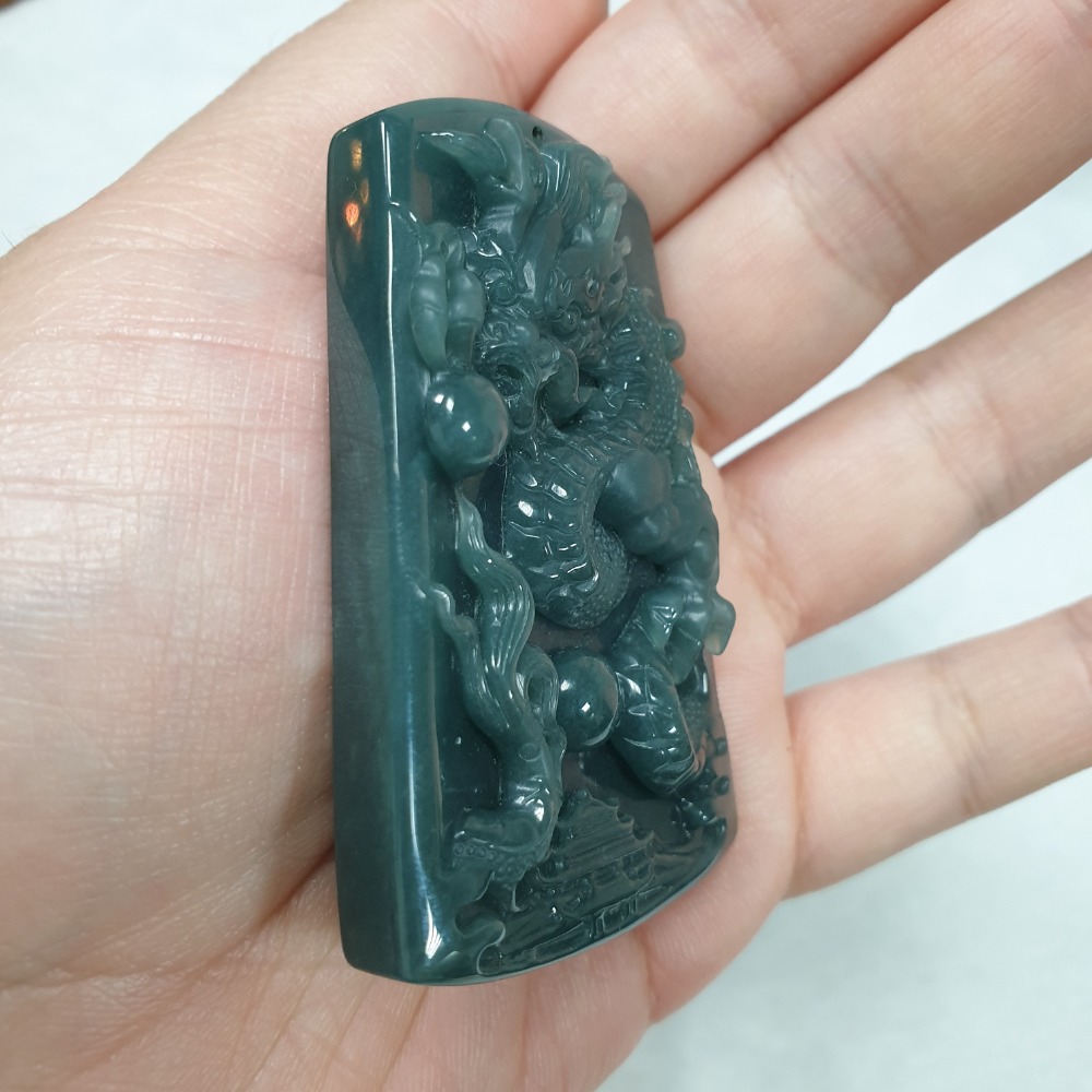 逸品軒～天然翡翠A貨-Z6329-瓜料府上有龍墜子 長58.9mm寬36mm厚9mm 💰優惠價2500元-細節圖4
