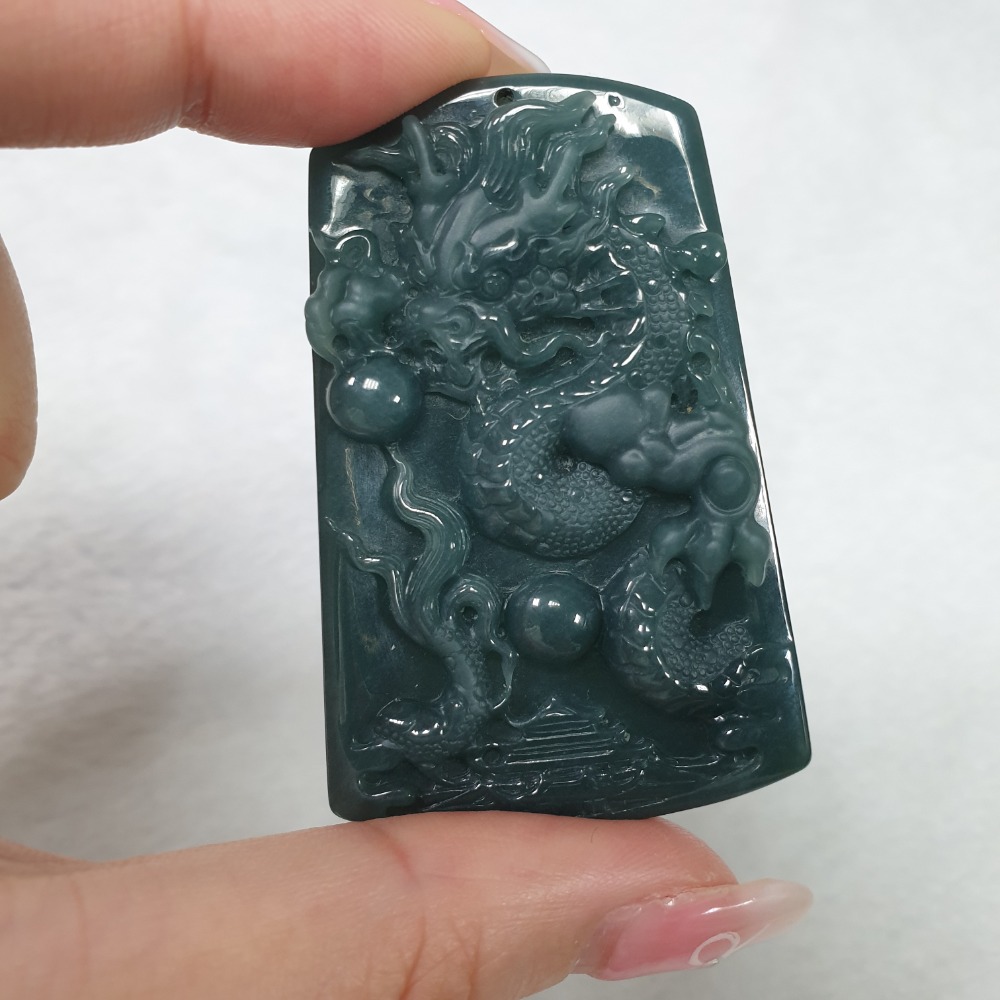 逸品軒～天然翡翠A貨-Z6329-瓜料府上有龍墜子 長58.9mm寬36mm厚9mm 💰優惠價2500元-細節圖5