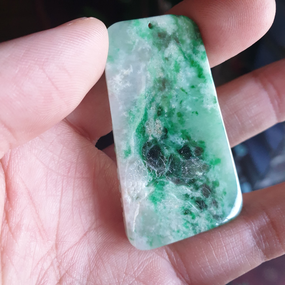 逸品軒~天然緬甸玉A貨-R2253-飄綠花山水貴人墜子 長54.3mm寬31.4mm厚7.9mm 顏色漂亮。-細節圖2