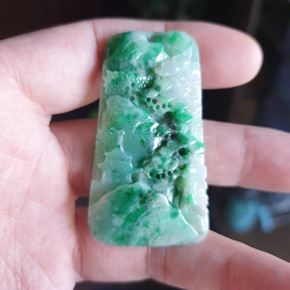 逸品軒~天然緬甸玉A貨-R2253-飄綠花山水貴人墜子 長54.3mm寬31.4mm厚7.9mm 顏色漂亮。-細節圖3