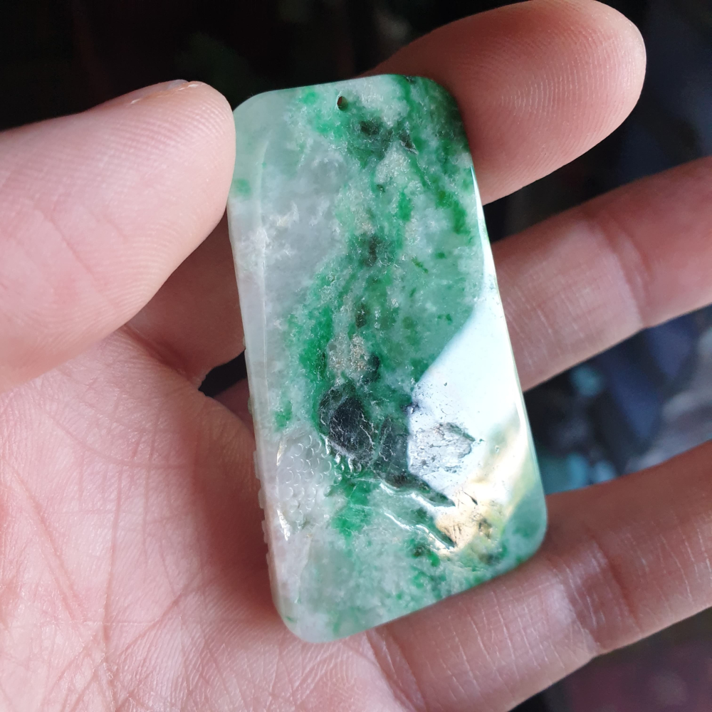 逸品軒~天然緬甸玉A貨-R2253-飄綠花山水貴人墜子 長54.3mm寬31.4mm厚7.9mm 顏色漂亮。-細節圖4