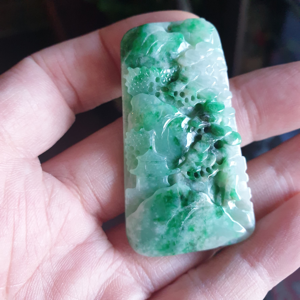 逸品軒~天然緬甸玉A貨-R2253-飄綠花山水貴人墜子 長54.3mm寬31.4mm厚7.9mm 顏色漂亮。-細節圖5