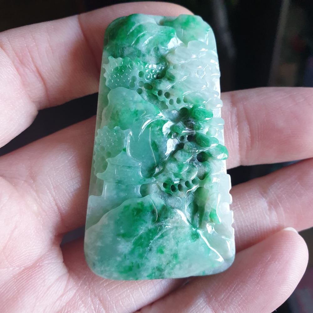 逸品軒~天然緬甸玉A貨-R2253-飄綠花山水貴人墜子 長54.3mm寬31.4mm厚7.9mm 顏色漂亮。-細節圖7