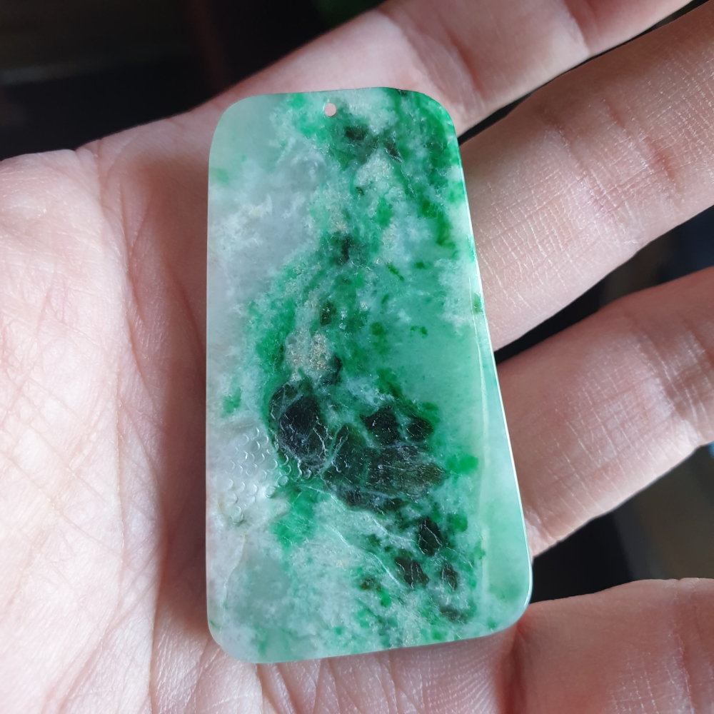 逸品軒~天然緬甸玉A貨-R2253-飄綠花山水貴人墜子 長54.3mm寬31.4mm厚7.9mm 顏色漂亮。-細節圖8