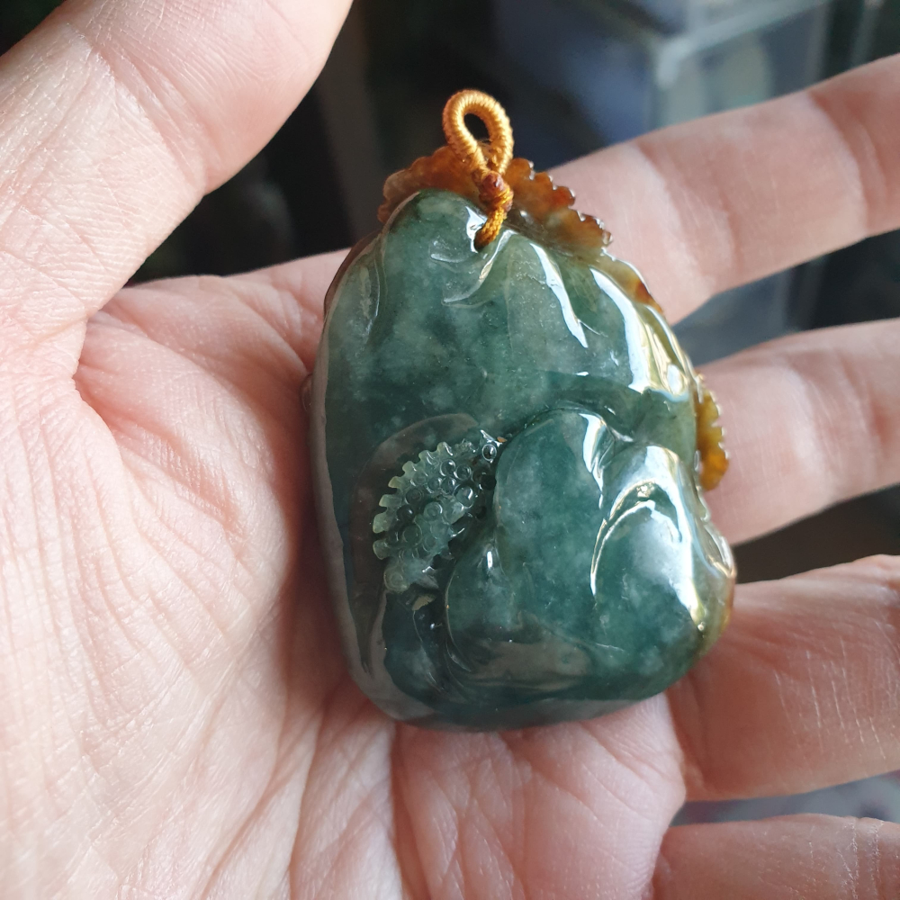 逸品軒~天然緬甸玉A貨-R2254-雙色山水貴人墜子 長54.4mm寬41mm厚20.4mm顏色漂亮，雕工精細有層次感-細節圖2