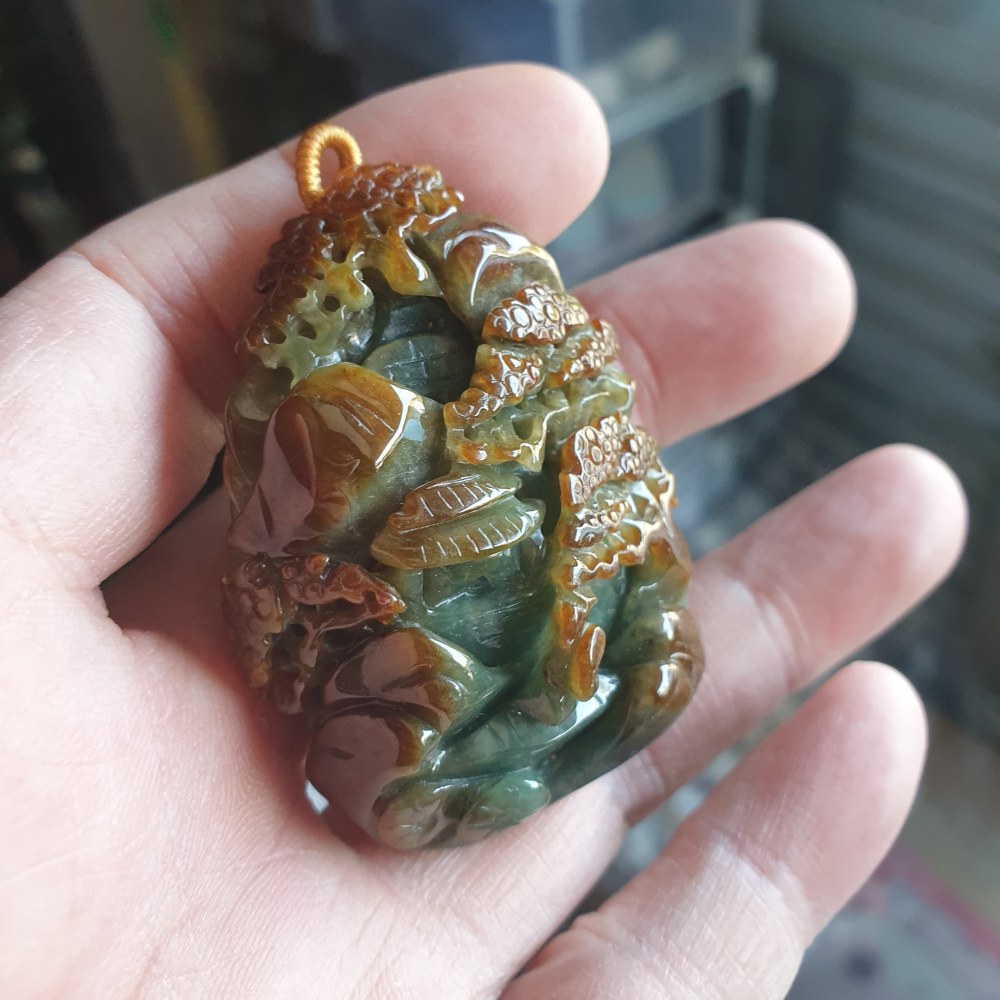 逸品軒~天然緬甸玉A貨-R2254-雙色山水貴人墜子 長54.4mm寬41mm厚20.4mm顏色漂亮，雕工精細有層次感-細節圖3