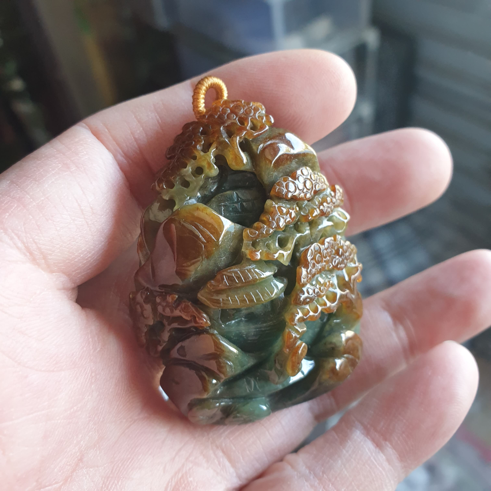 逸品軒~天然緬甸玉A貨-R2254-雙色山水貴人墜子 長54.4mm寬41mm厚20.4mm顏色漂亮，雕工精細有層次感-細節圖4