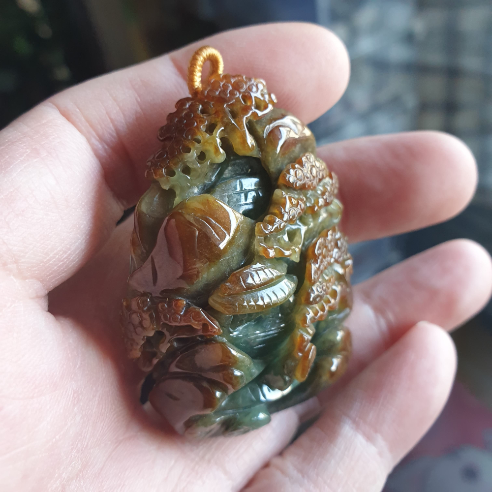 逸品軒~天然緬甸玉A貨-R2254-雙色山水貴人墜子 長54.4mm寬41mm厚20.4mm顏色漂亮，雕工精細有層次感-細節圖5