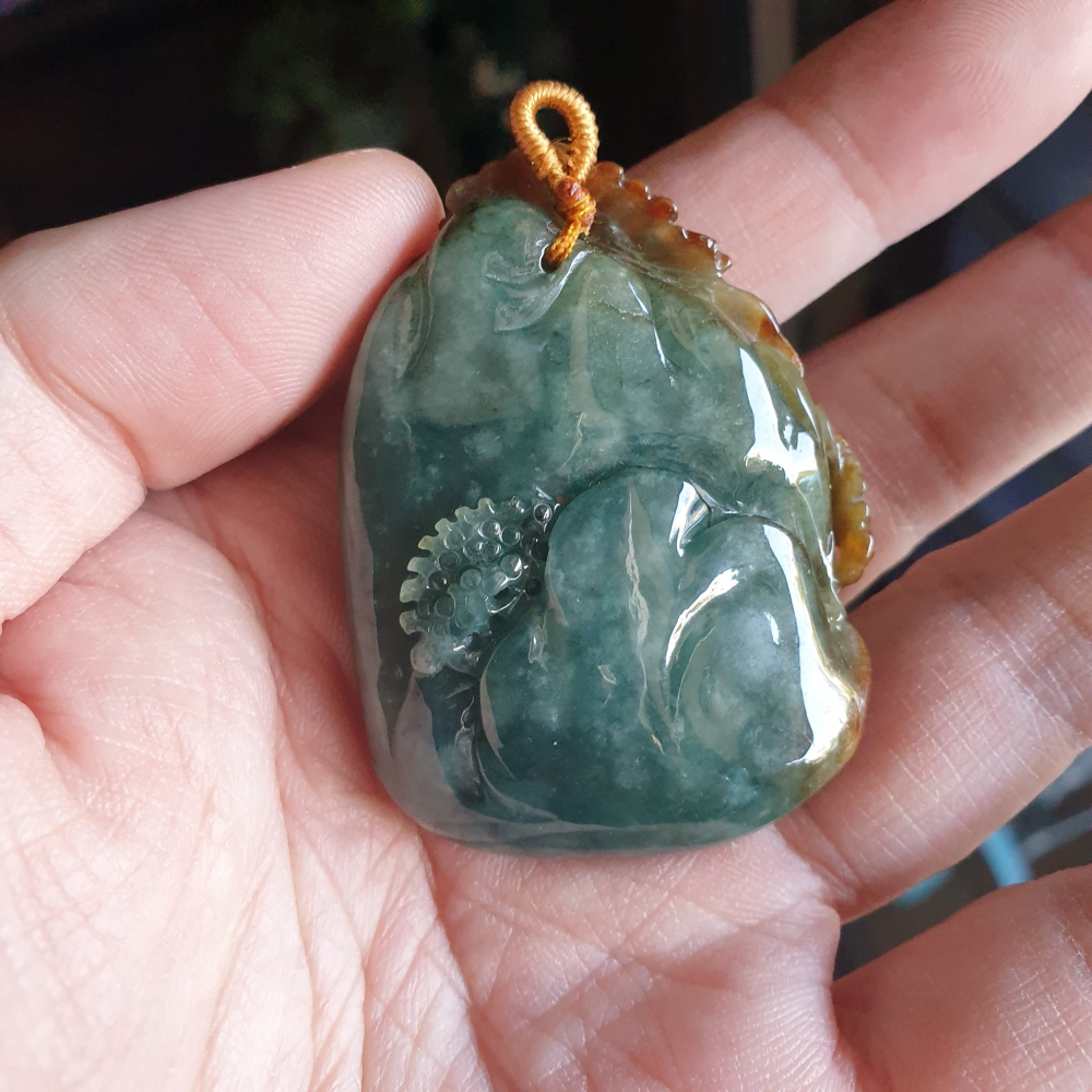 逸品軒~天然緬甸玉A貨-R2254-雙色山水貴人墜子 長54.4mm寬41mm厚20.4mm顏色漂亮，雕工精細有層次感-細節圖6