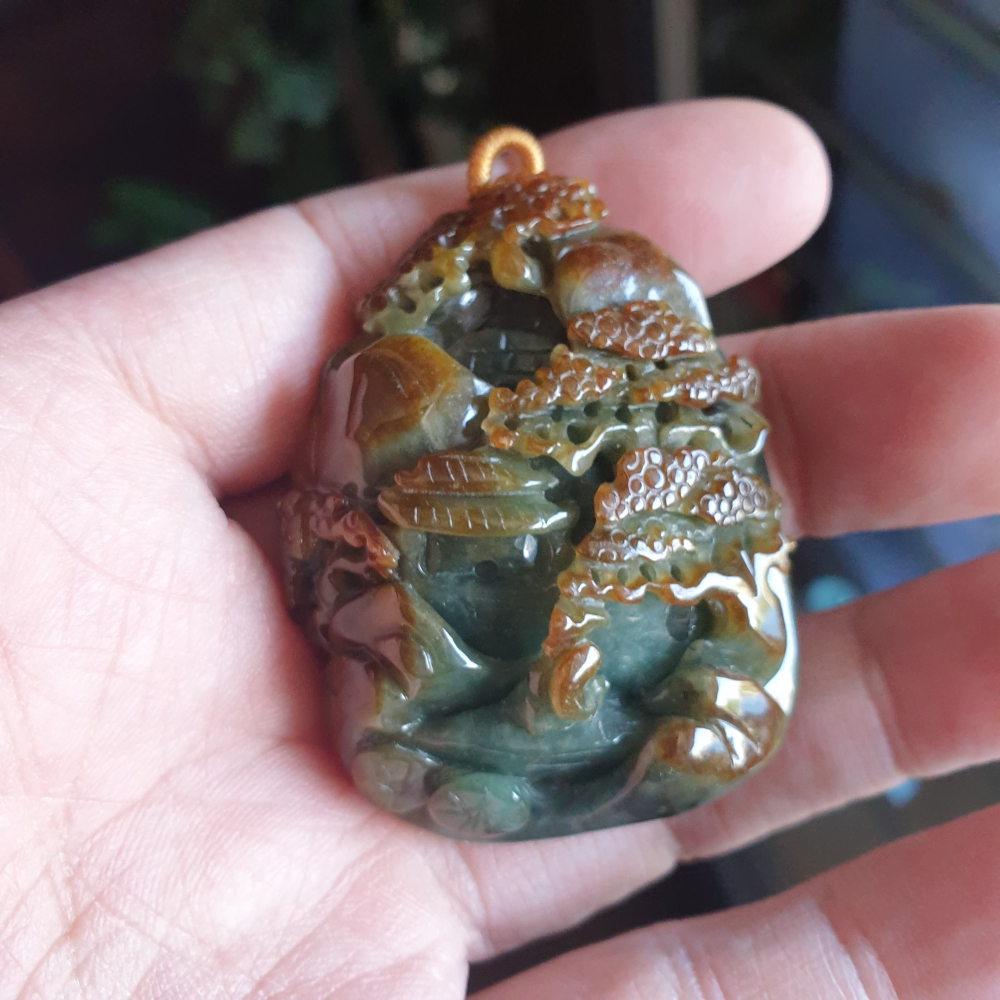 逸品軒~天然緬甸玉A貨-R2254-雙色山水貴人墜子 長54.4mm寬41mm厚20.4mm顏色漂亮，雕工精細有層次感-細節圖7