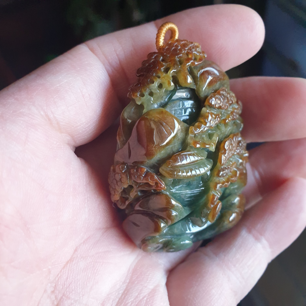 逸品軒~天然緬甸玉A貨-R2254-雙色山水貴人墜子 長54.4mm寬41mm厚20.4mm顏色漂亮，雕工精細有層次感-細節圖8