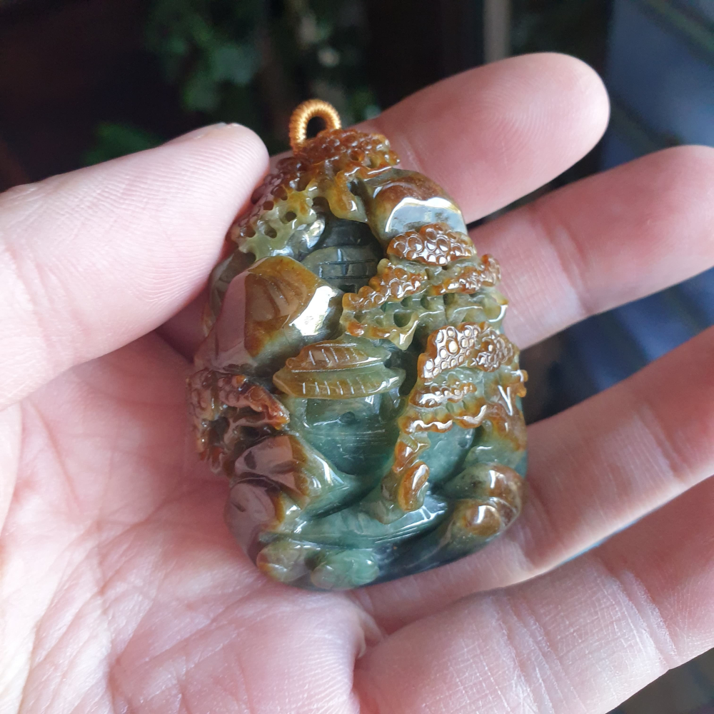 逸品軒~天然緬甸玉A貨-R2254-雙色山水貴人墜子 長54.4mm寬41mm厚20.4mm顏色漂亮，雕工精細有層次感-細節圖9