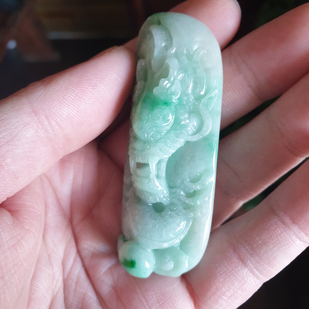 逸品軒~天然緬甸玉A貨-R2255-白底青龍如意墜子 長66.3mm寬28.3mm厚21mm水頭好，玉質細膩，顏色漂亮-細節圖2