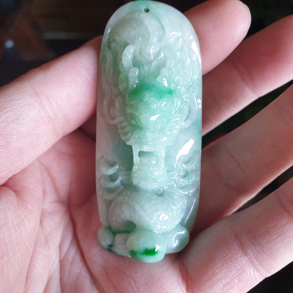 逸品軒~天然緬甸玉A貨-R2255-白底青龍如意墜子 長66.3mm寬28.3mm厚21mm水頭好，玉質細膩，顏色漂亮-細節圖3