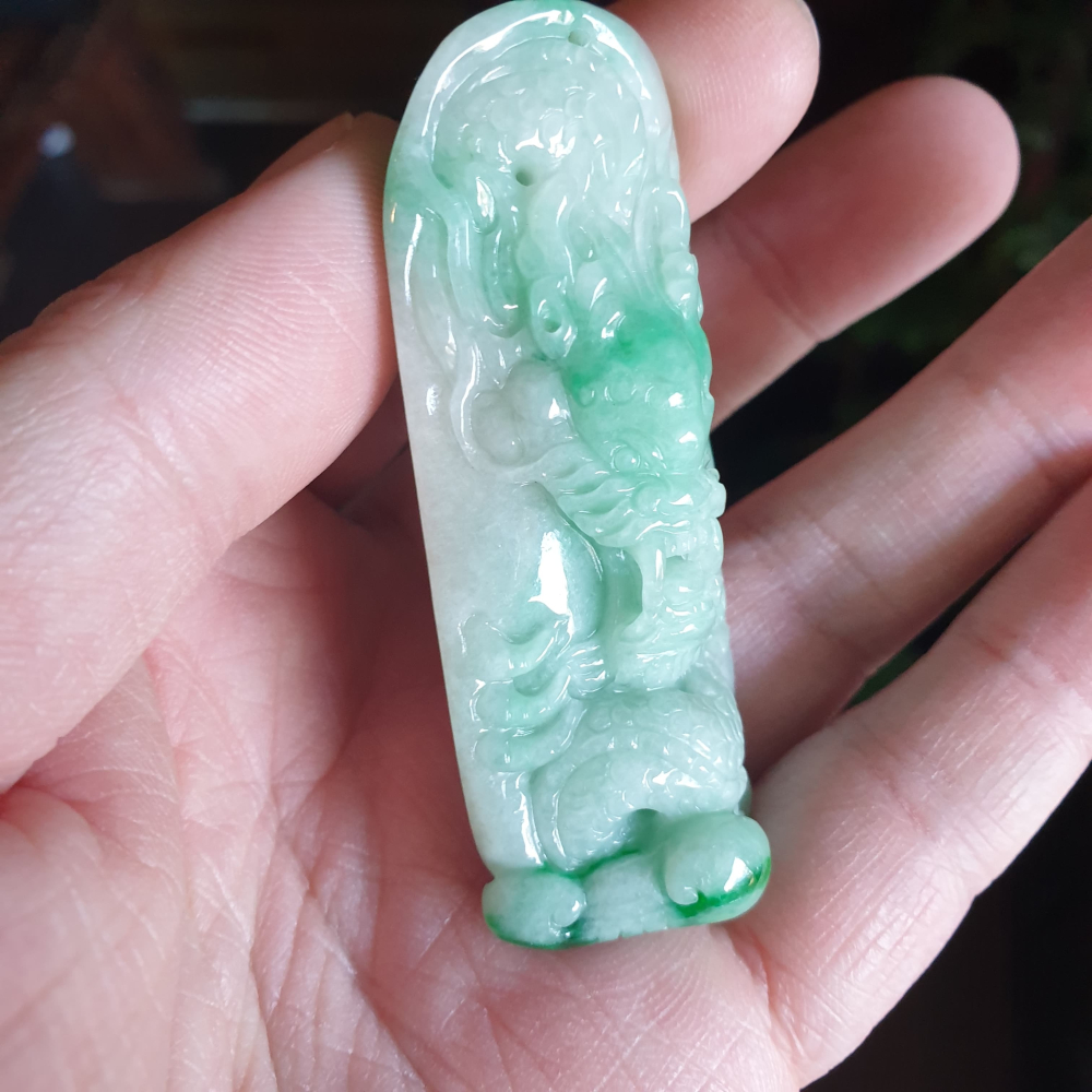 逸品軒~天然緬甸玉A貨-R2255-白底青龍如意墜子 長66.3mm寬28.3mm厚21mm水頭好，玉質細膩，顏色漂亮-細節圖4