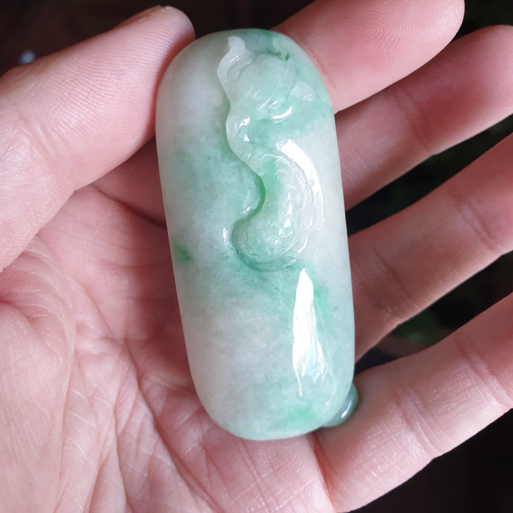 逸品軒~天然緬甸玉A貨-R2255-白底青龍如意墜子 長66.3mm寬28.3mm厚21mm水頭好，玉質細膩，顏色漂亮-細節圖5