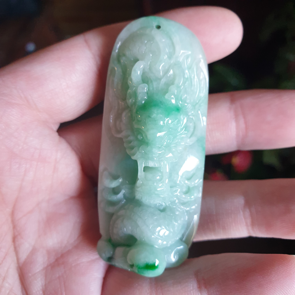 逸品軒~天然緬甸玉A貨-R2255-白底青龍如意墜子 長66.3mm寬28.3mm厚21mm水頭好，玉質細膩，顏色漂亮-細節圖7
