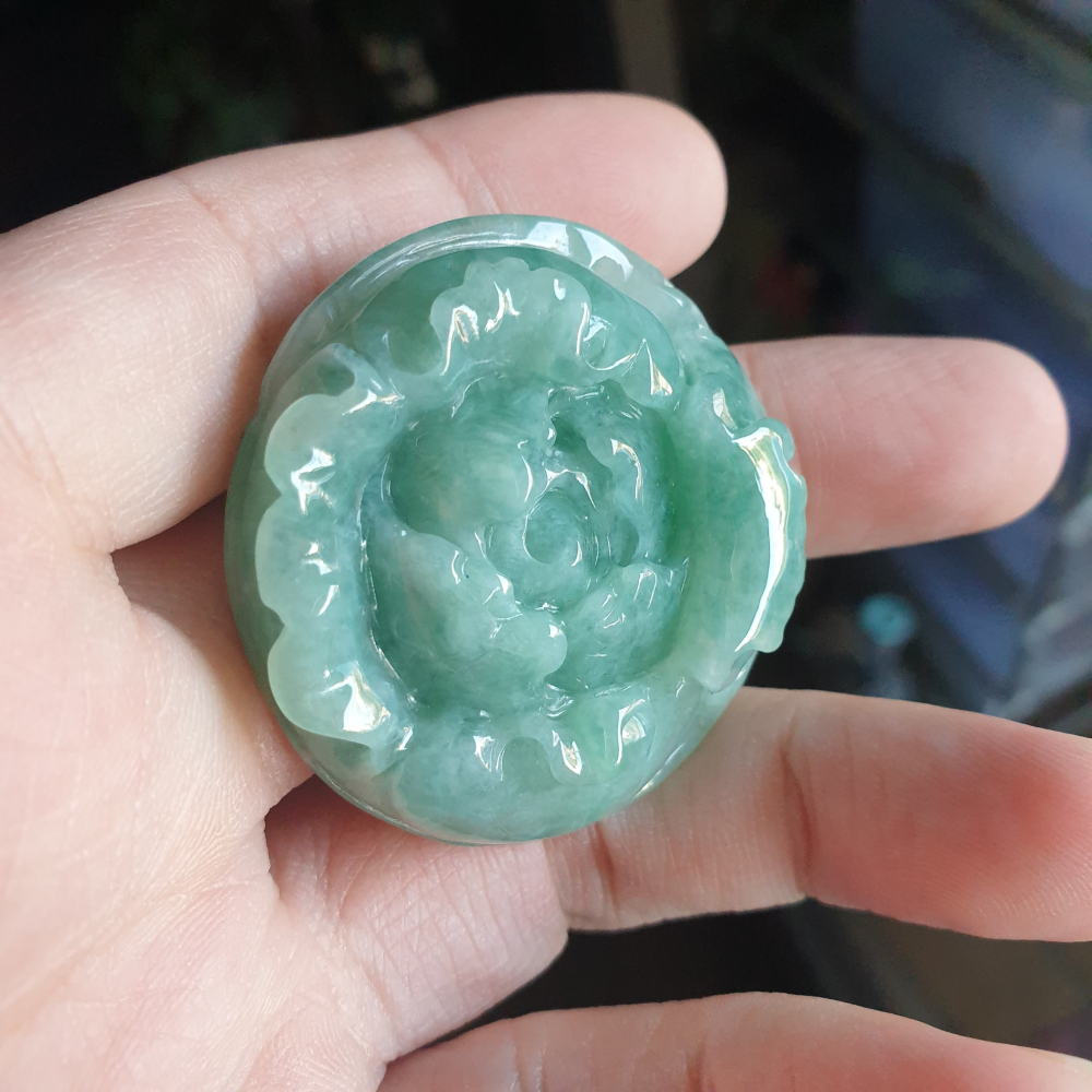 逸品軒~天然緬甸玉A貨-R2256-果綠牡丹花墜子 長44.5mm寬43.9mm厚12.2mm 顏色漂亮。-細節圖3