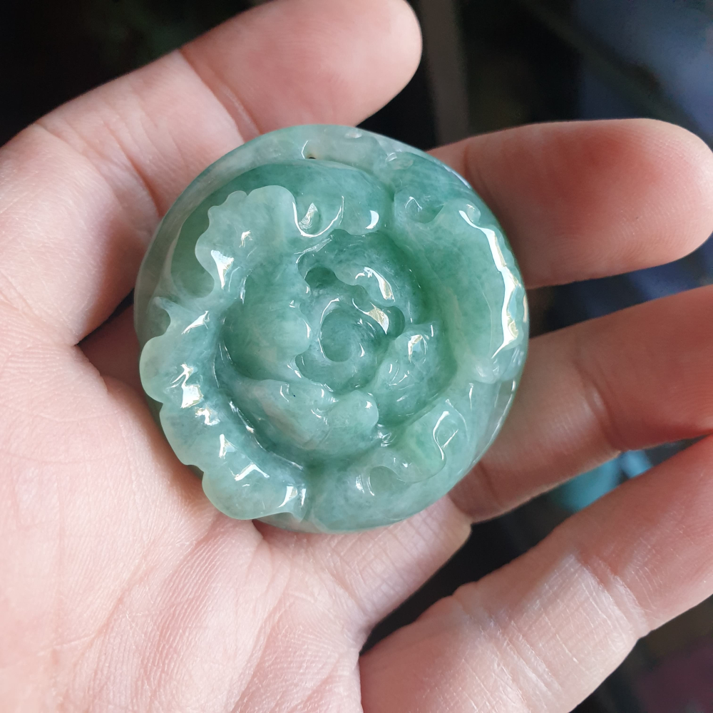 逸品軒~天然緬甸玉A貨-R2256-果綠牡丹花墜子 長44.5mm寬43.9mm厚12.2mm 顏色漂亮。-細節圖5