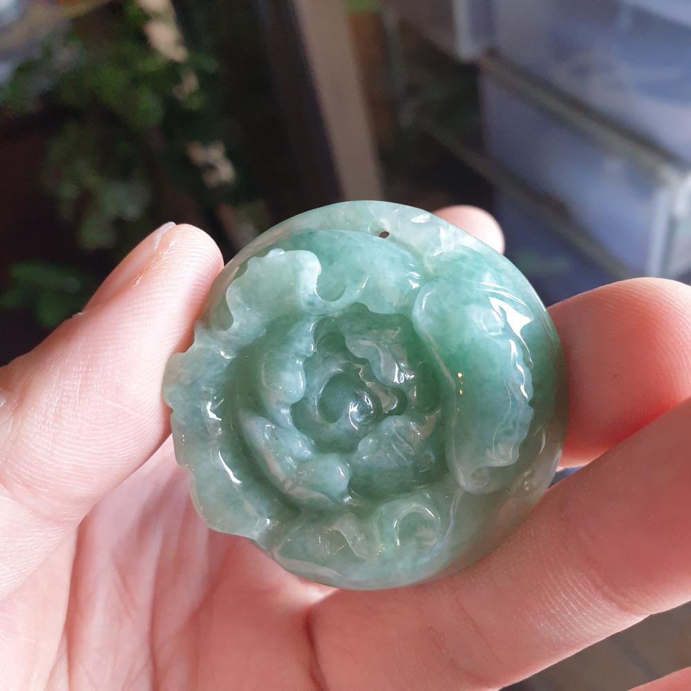 逸品軒~天然緬甸玉A貨-R2256-果綠牡丹花墜子 長44.5mm寬43.9mm厚12.2mm 顏色漂亮。-細節圖7