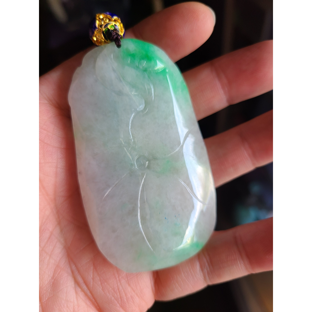 逸品軒~天然緬甸玉A貨-R2289-白底青鳥語花香墜子 長71.8mm寬43.2mm厚18.4mm 水頭好，白底帶陽綠-細節圖2