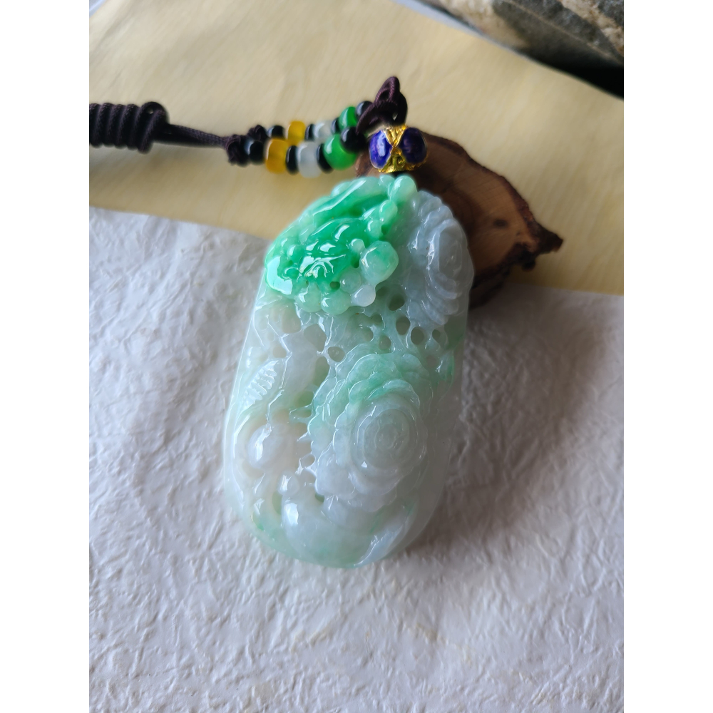 逸品軒~天然緬甸玉A貨-R2289-白底青鳥語花香墜子 長71.8mm寬43.2mm厚18.4mm 水頭好，白底帶陽綠-細節圖3