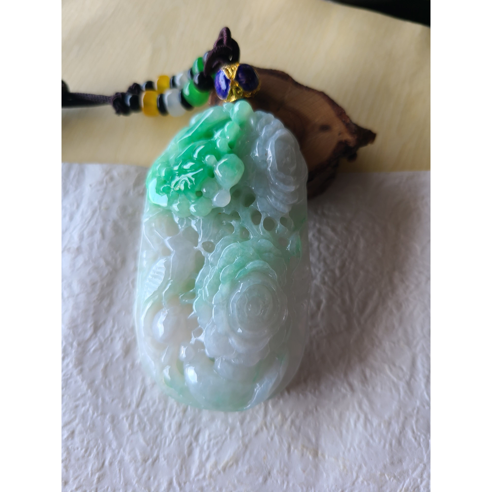 逸品軒~天然緬甸玉A貨-R2289-白底青鳥語花香墜子 長71.8mm寬43.2mm厚18.4mm 水頭好，白底帶陽綠-細節圖4