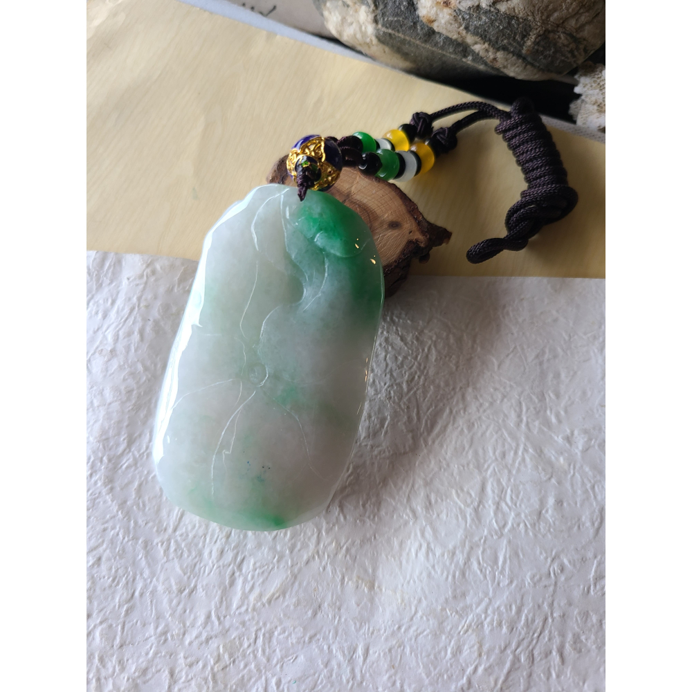 逸品軒~天然緬甸玉A貨-R2289-白底青鳥語花香墜子 長71.8mm寬43.2mm厚18.4mm 水頭好，白底帶陽綠-細節圖5