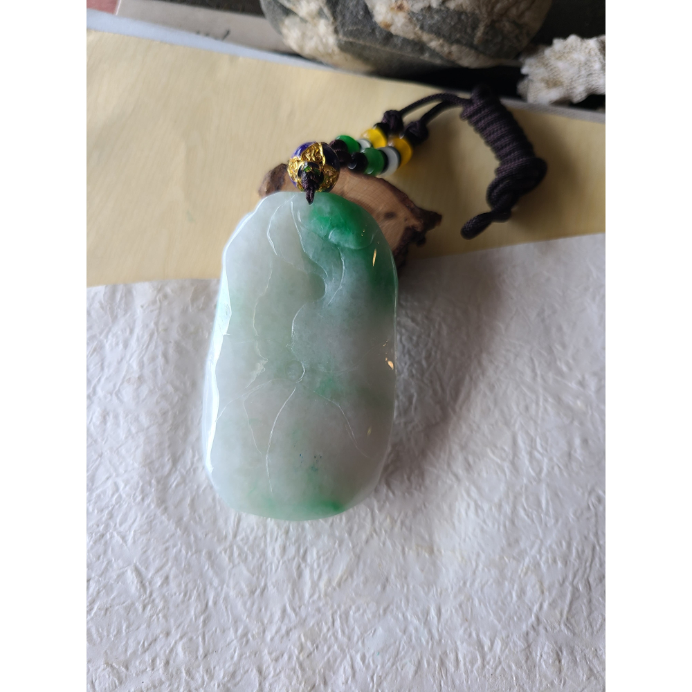 逸品軒~天然緬甸玉A貨-R2289-白底青鳥語花香墜子 長71.8mm寬43.2mm厚18.4mm 水頭好，白底帶陽綠-細節圖6