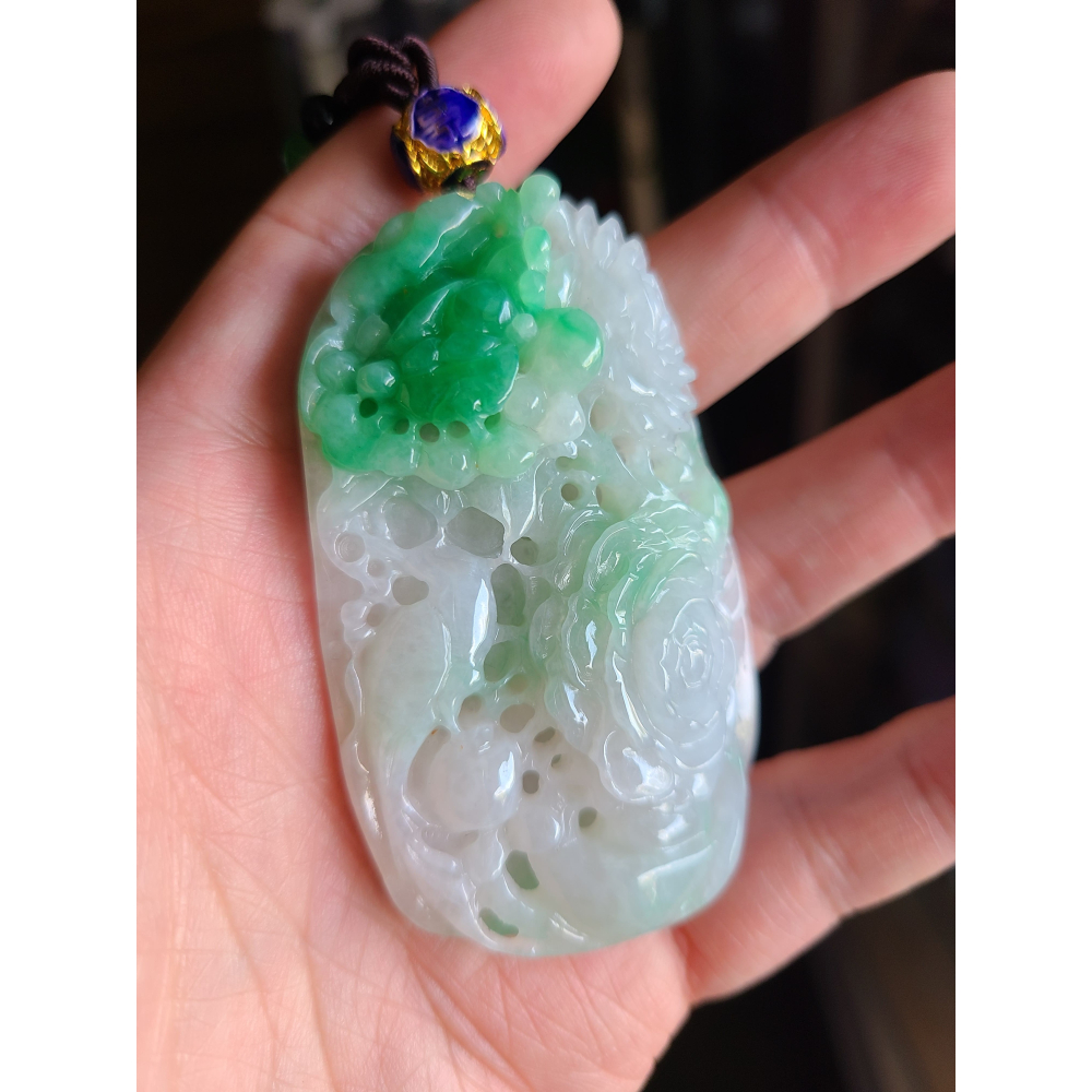 逸品軒~天然緬甸玉A貨-R2289-白底青鳥語花香墜子 長71.8mm寬43.2mm厚18.4mm 水頭好，白底帶陽綠-細節圖9