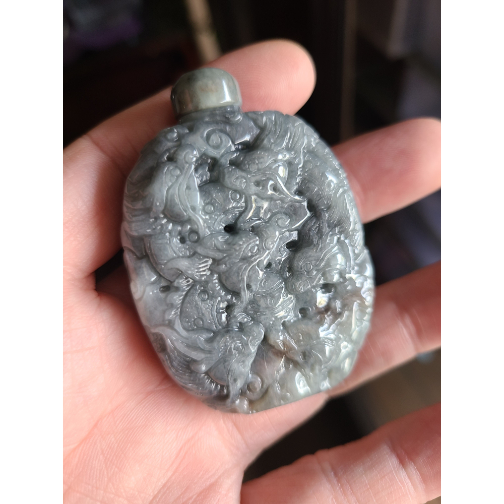 逸品軒~天然緬甸玉A貨-R2295-烏雞九龍牌鼻煙壺 長62mm寬43.2mm厚16mm 水頭好，顏色漂亮。-細節圖3