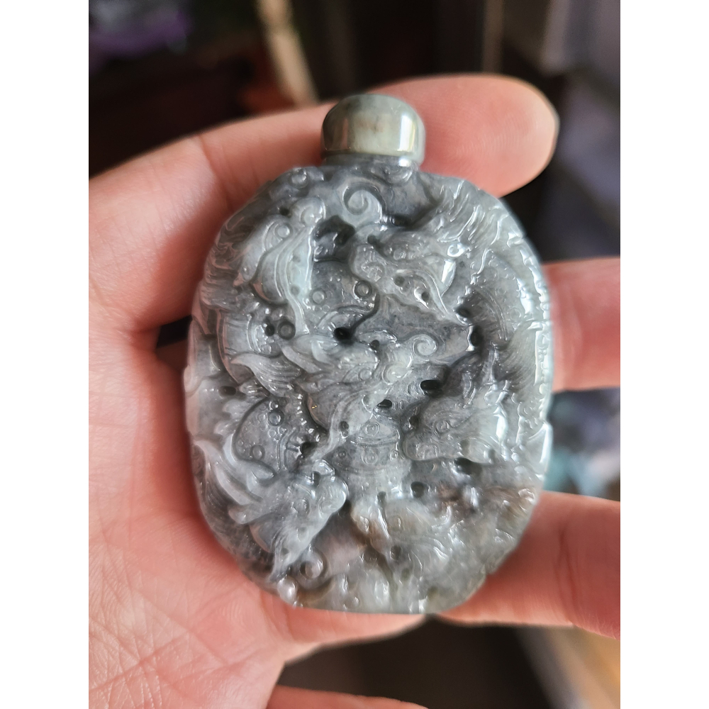 逸品軒~天然緬甸玉A貨-R2295-烏雞九龍牌鼻煙壺 長62mm寬43.2mm厚16mm 水頭好，顏色漂亮。-細節圖4