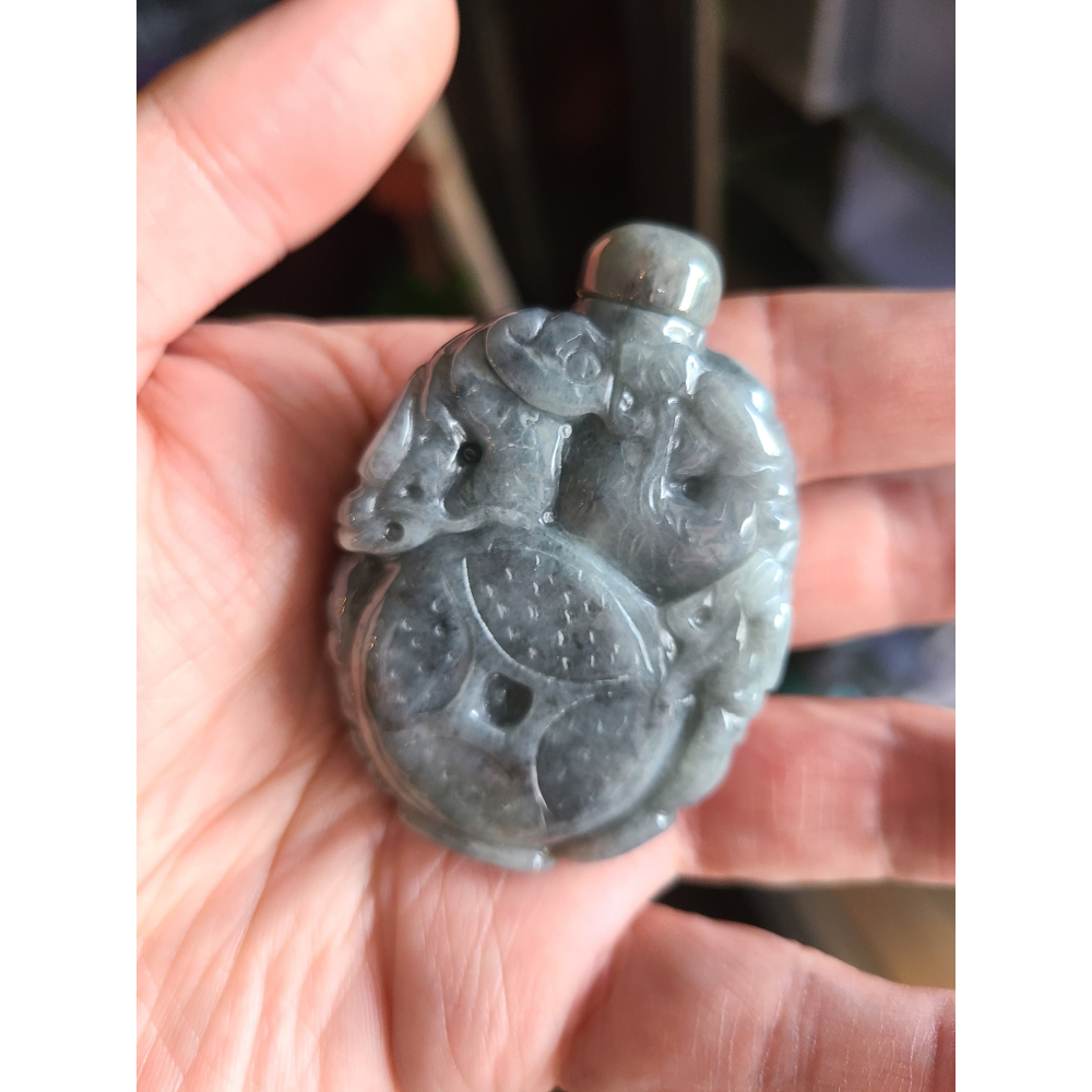 逸品軒~天然緬甸玉A貨-R2295-烏雞九龍牌鼻煙壺 長62mm寬43.2mm厚16mm 水頭好，顏色漂亮。-細節圖5