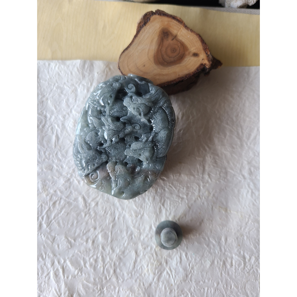 逸品軒~天然緬甸玉A貨-R2295-烏雞九龍牌鼻煙壺 長62mm寬43.2mm厚16mm 水頭好，顏色漂亮。-細節圖6