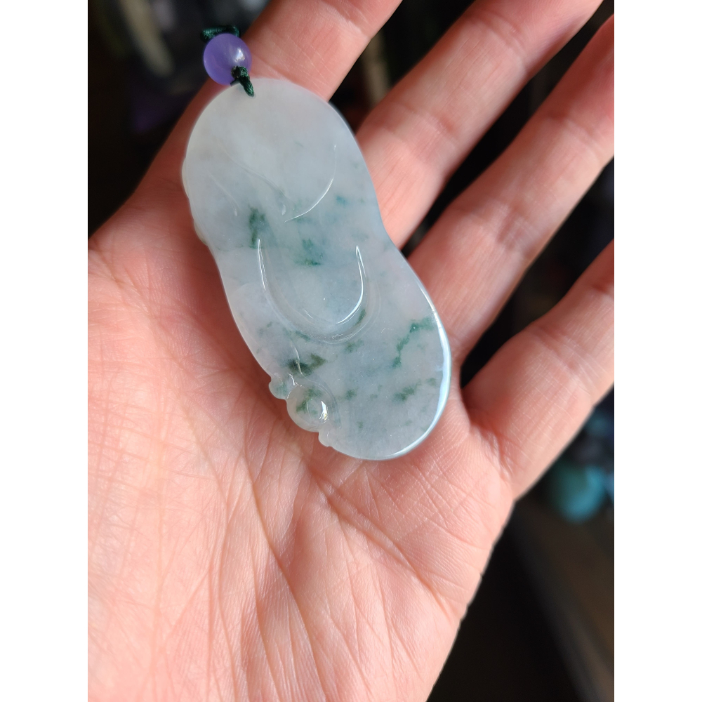 逸品軒~天然緬甸玉A貨-R2299-冰細糯紫羅蘭飄花彌勒佛墜子 長65.4m寬30mm厚12.5mm 水頭好，玉質細膩-細節圖2
