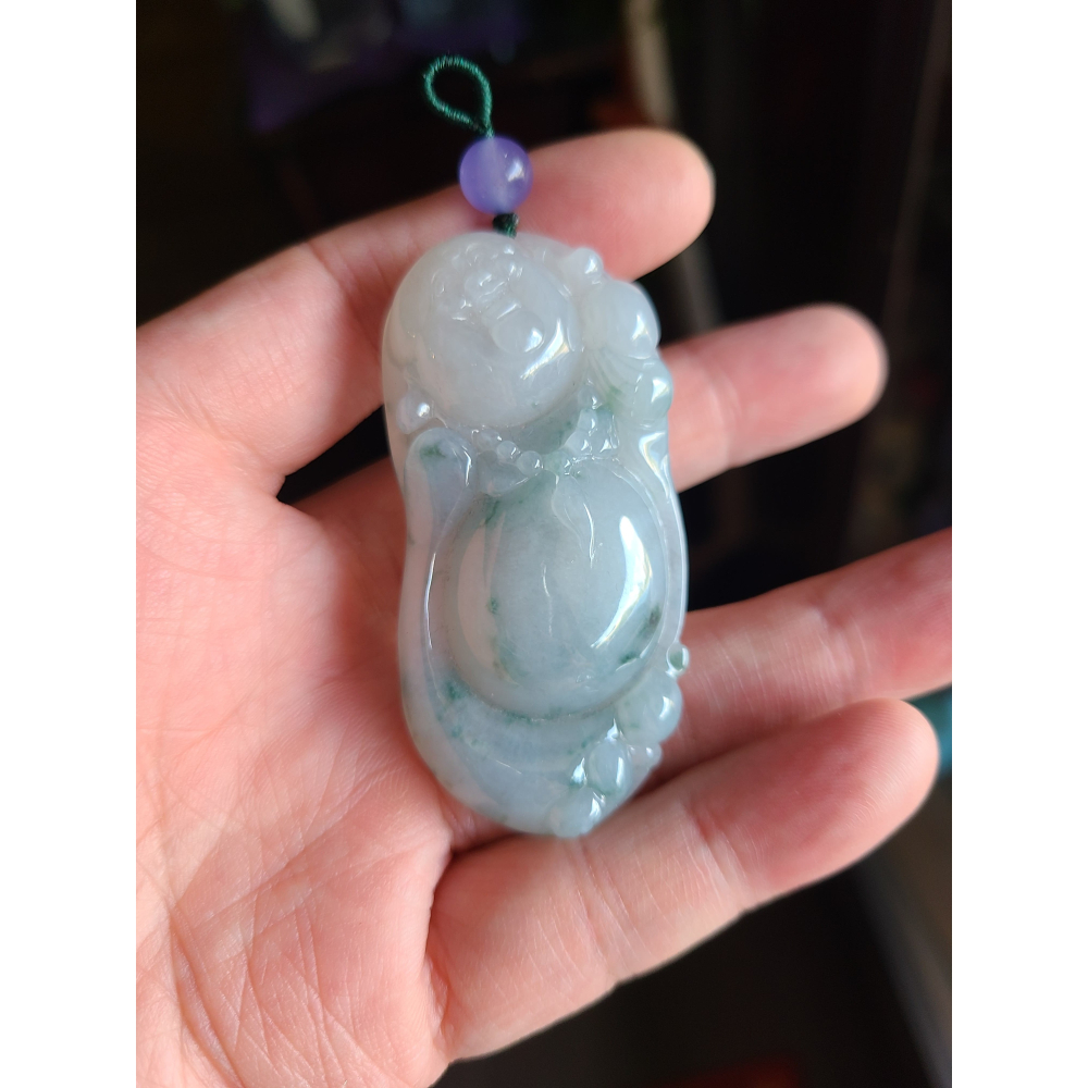 逸品軒~天然緬甸玉A貨-R2299-冰細糯紫羅蘭飄花彌勒佛墜子 長65.4m寬30mm厚12.5mm 水頭好，玉質細膩-細節圖3