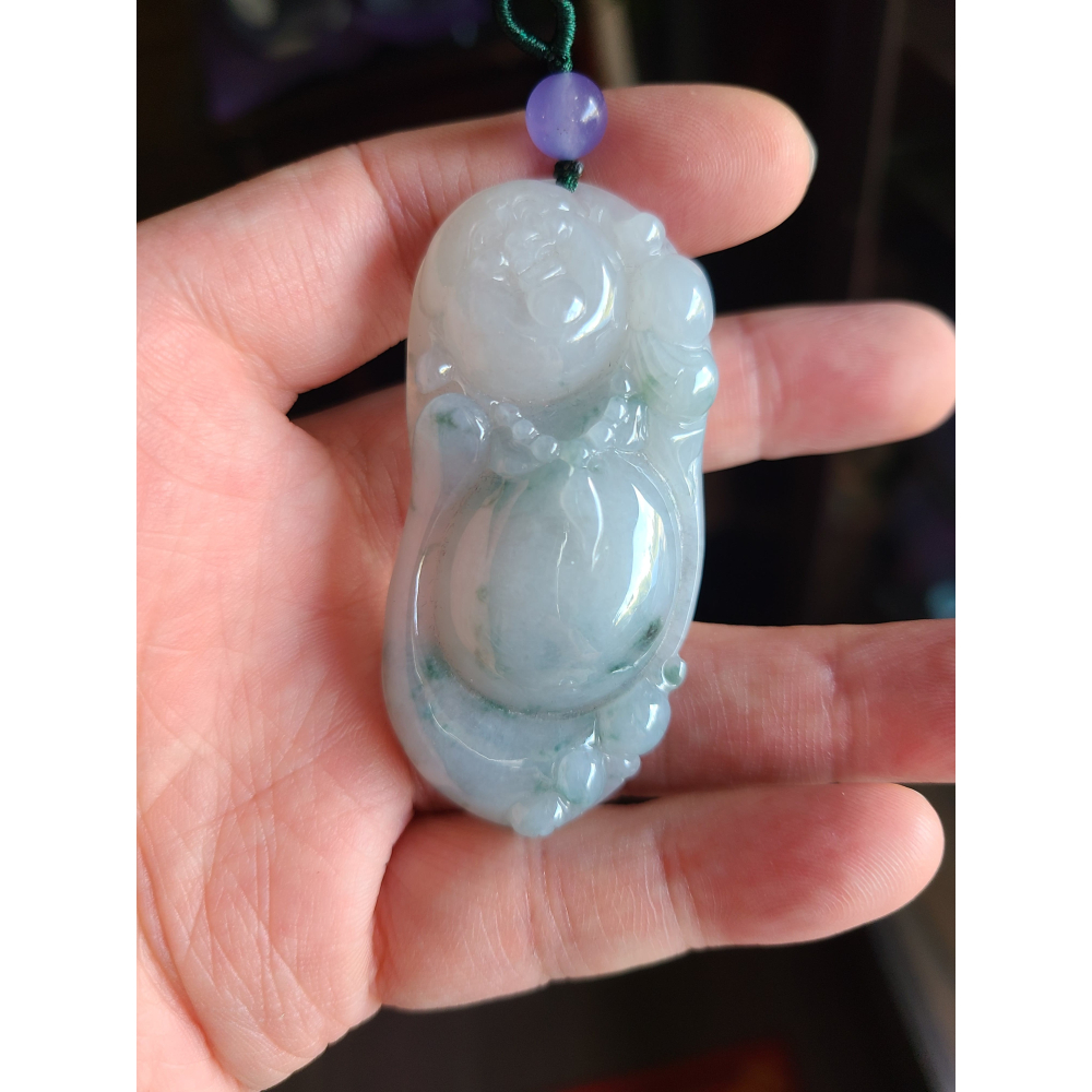 逸品軒~天然緬甸玉A貨-R2299-冰細糯紫羅蘭飄花彌勒佛墜子 長65.4m寬30mm厚12.5mm 水頭好，玉質細膩-細節圖4