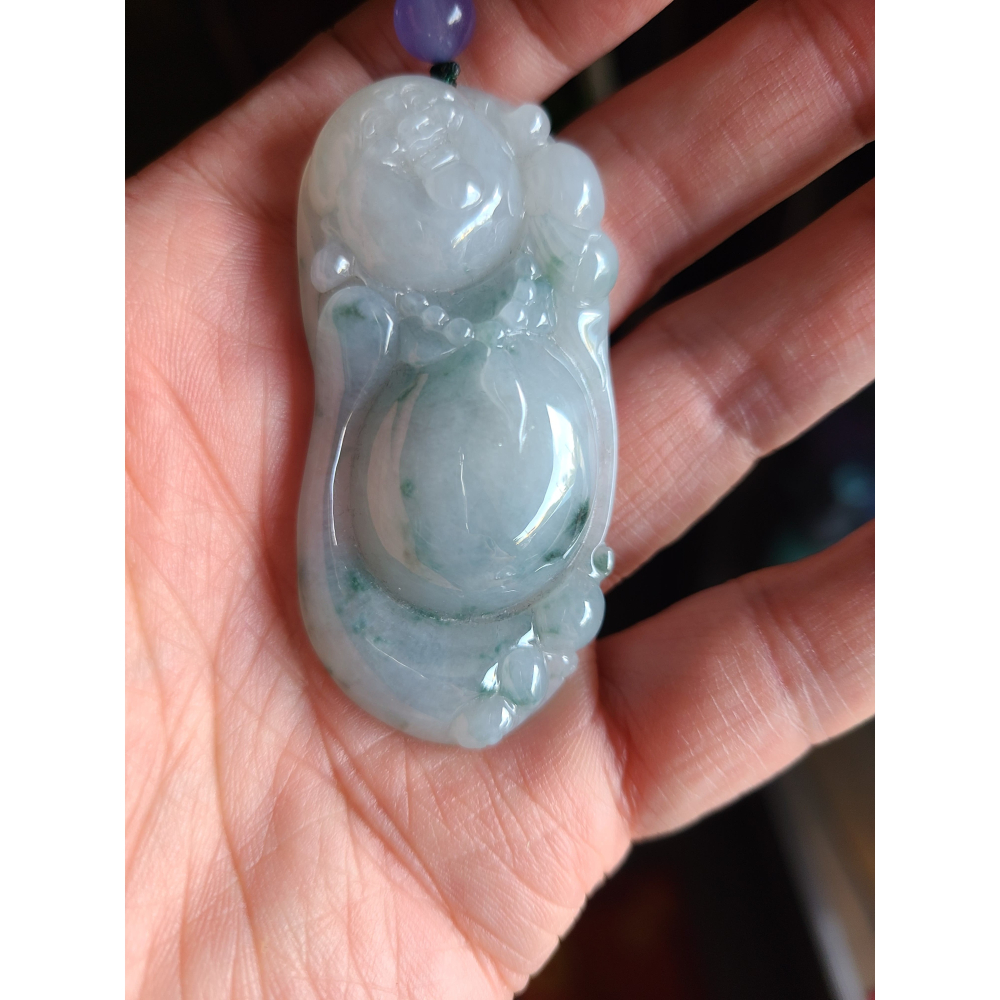 逸品軒~天然緬甸玉A貨-R2299-冰細糯紫羅蘭飄花彌勒佛墜子 長65.4m寬30mm厚12.5mm 水頭好，玉質細膩-細節圖7