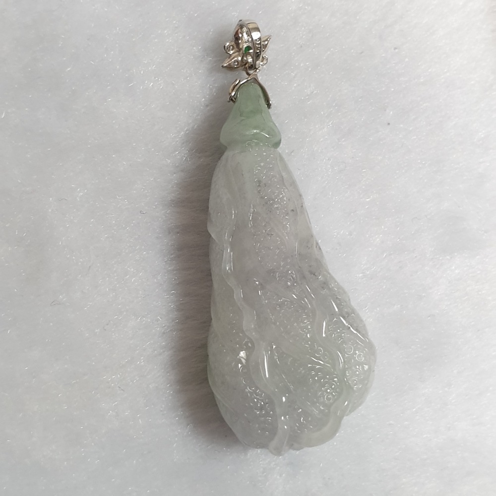 逸品軒~天然翡翠A貨-Z6448-飄花白菜墜子 尺寸：長45.6mm寬20.6mm厚10.7mm-細節圖2