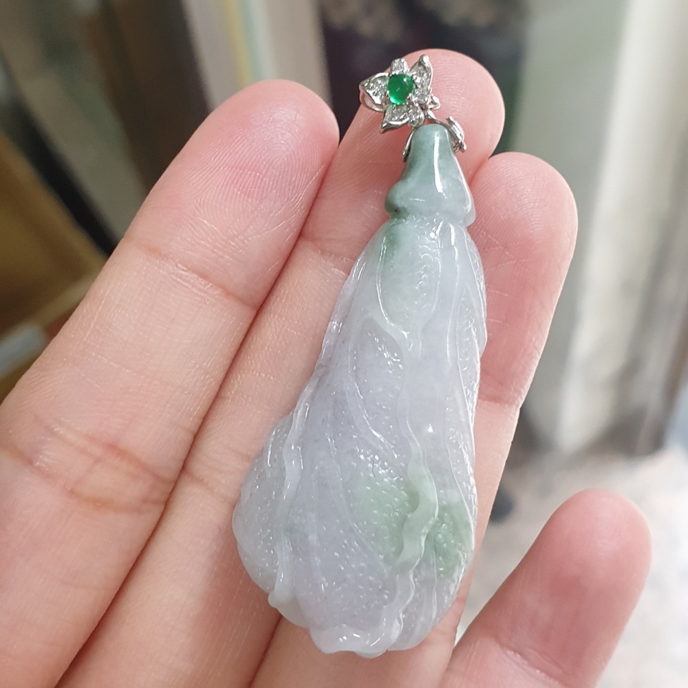 逸品軒~天然翡翠A貨-Z6448-飄花白菜墜子 尺寸：長45.6mm寬20.6mm厚10.7mm-細節圖3
