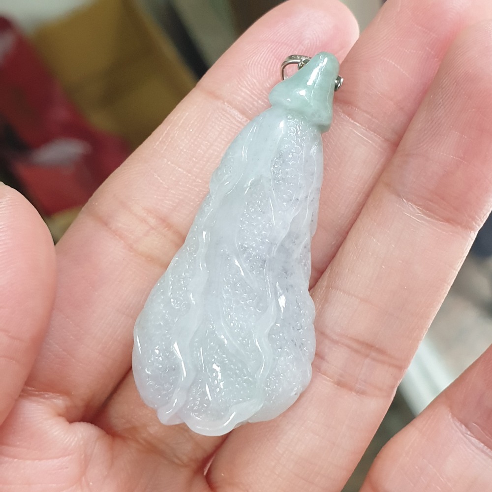 逸品軒~天然翡翠A貨-Z6448-飄花白菜墜子 尺寸：長45.6mm寬20.6mm厚10.7mm-細節圖4