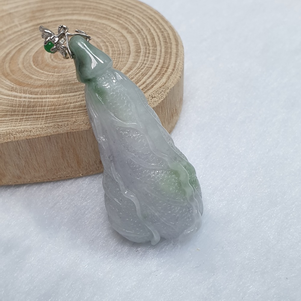 逸品軒~天然翡翠A貨-Z6448-飄花白菜墜子 尺寸：長45.6mm寬20.6mm厚10.7mm-細節圖5